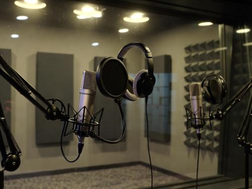 עידן הפודקאסטים: למה שיחה עמוקה חזרה למרכז הבמה