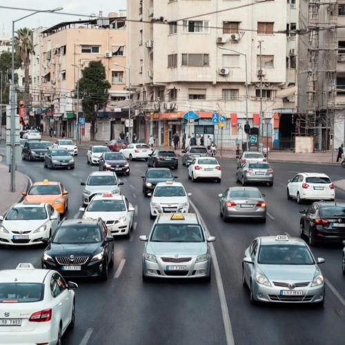 תחבורה בישראל בפעולה: מוניות, אפליקציות ורכב שיתופי על אותו הכביש