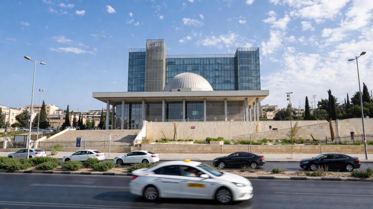 התחבורה על סדר היום: כיצד שיקולים פוליטיים מעצבים את עתיד שוק המוניות בישראל